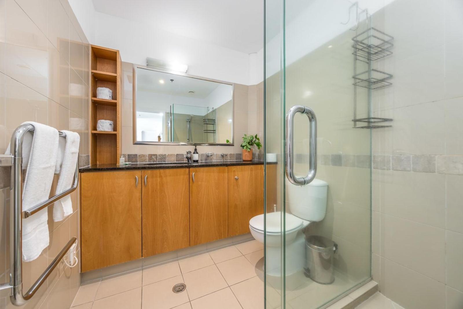 Beautiful Renovated 2 X Bdrm,Perfect Location Apartman Auckland Kültér fotó