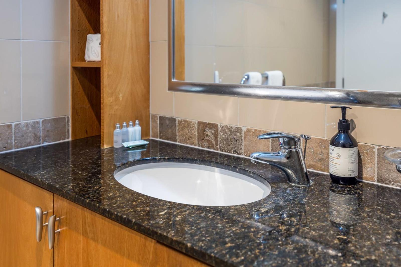 Beautiful Renovated 2 X Bdrm,Perfect Location Apartman Auckland Kültér fotó